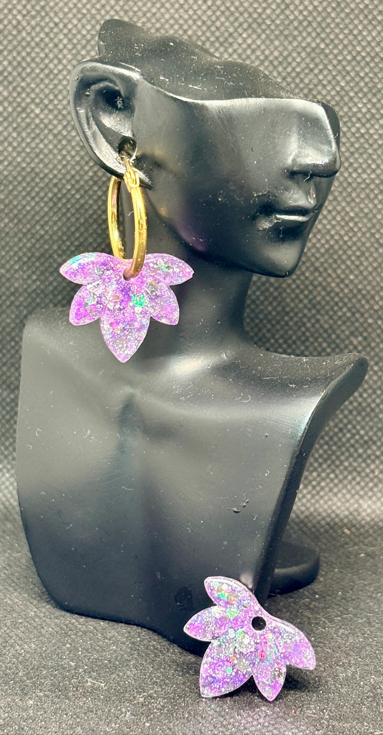 Boucles d oreilles avec charm en résine 
